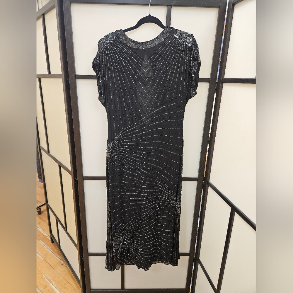 Sequined and embellished dress with keyhole back in black ⚫️